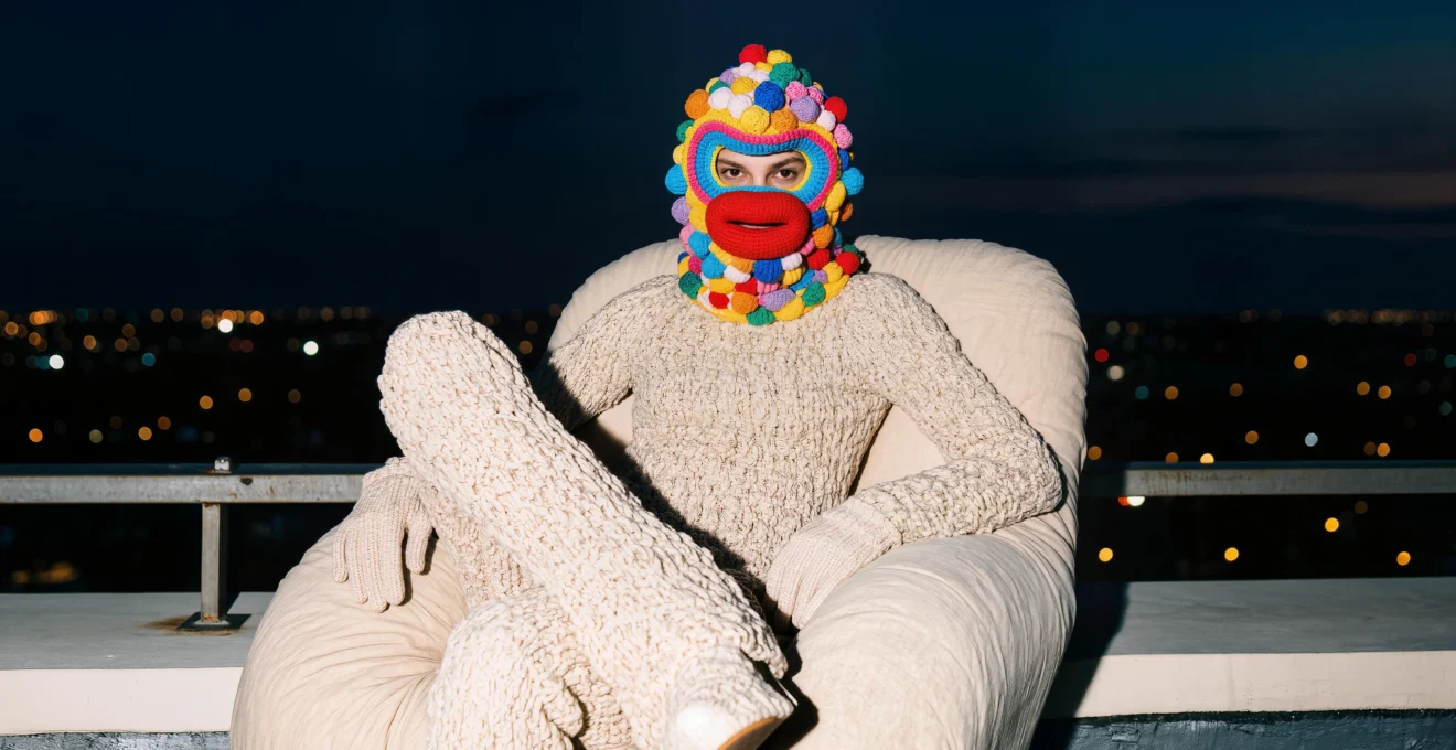 Sentiero roccioso che scende verso una cala nascosta della Sardegna con acque turchesi