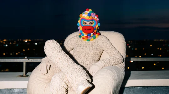 Sentiero roccioso che scende verso una cala nascosta della Sardegna con acque turchesi