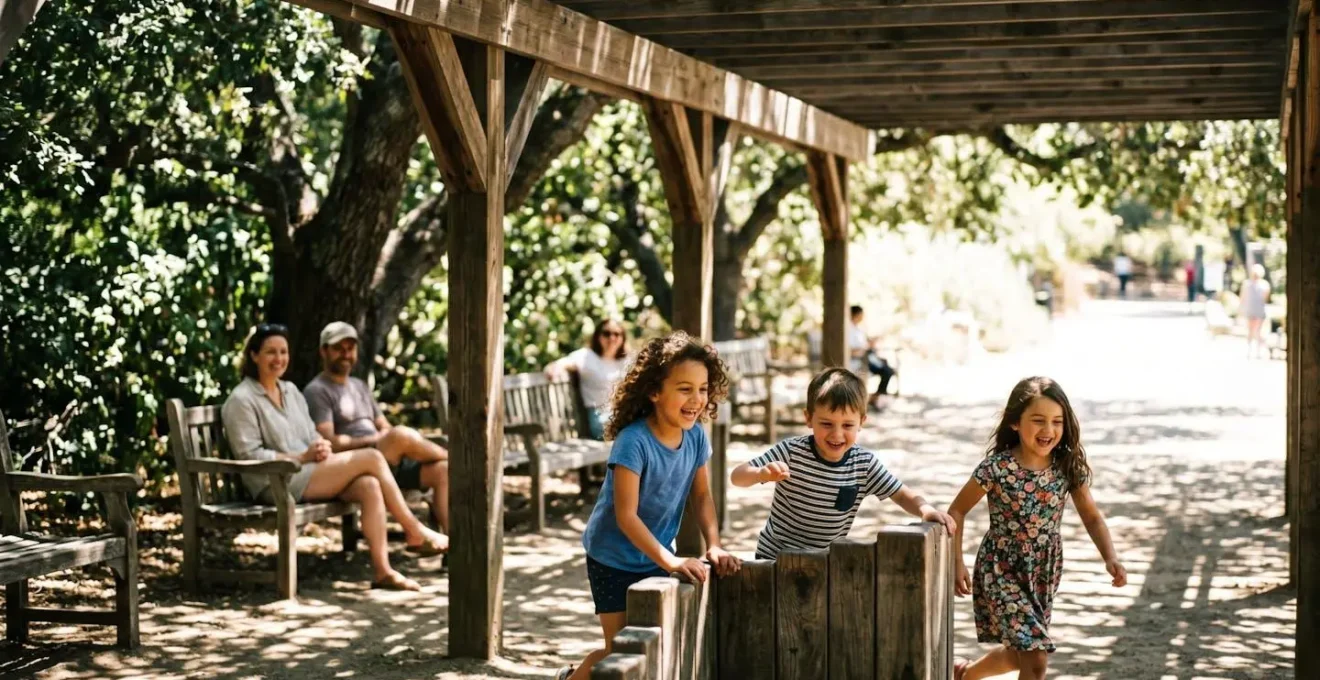 Parco giochi con ombreggiatura naturale di alberi secolari e pergolati in legno durante le ore centrali