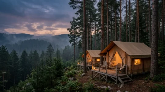 Vista panoramica di lodge glamping di lusso immersi nel bosco con terrazza privata