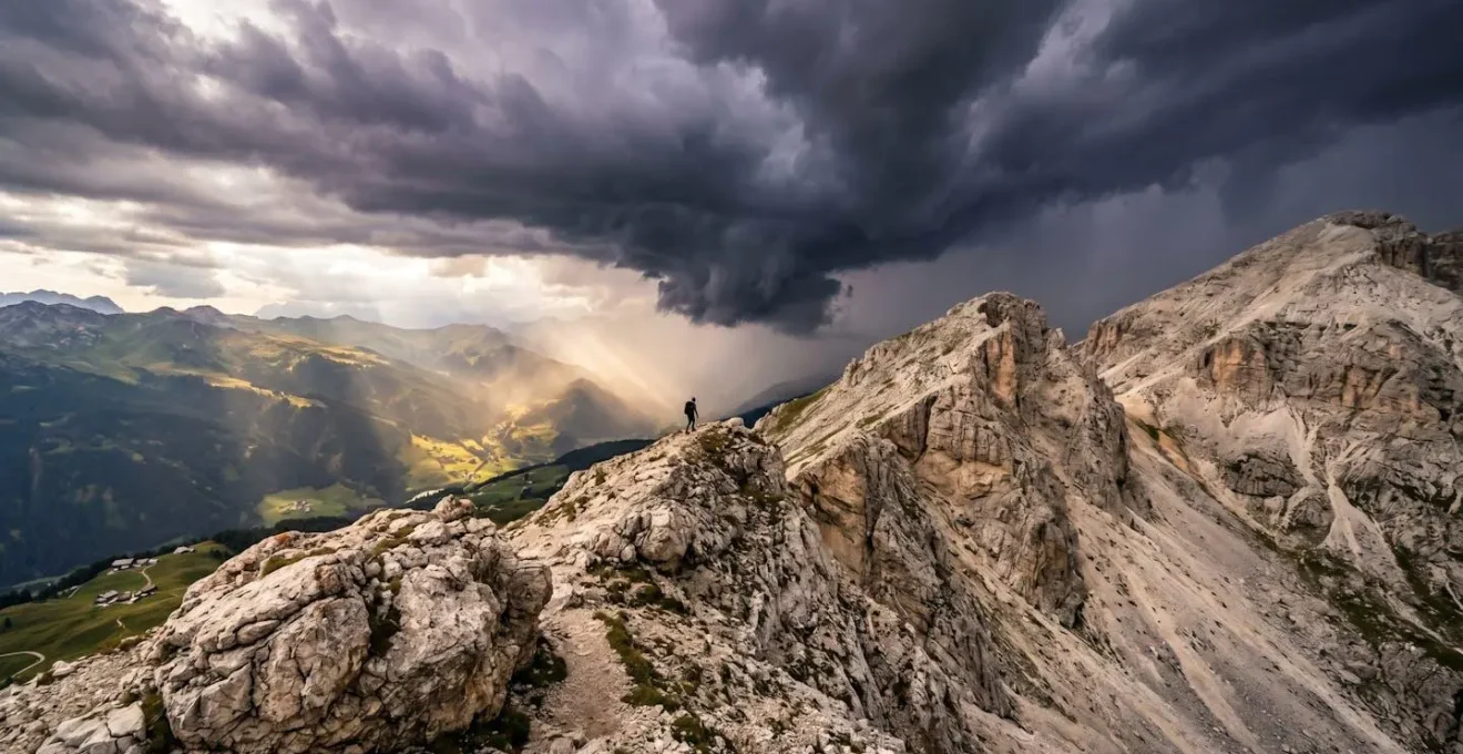 Formazione di cumulonembi sopra le cime alpine italiane, simbolo del tempo che cambia rapidamente in montagna