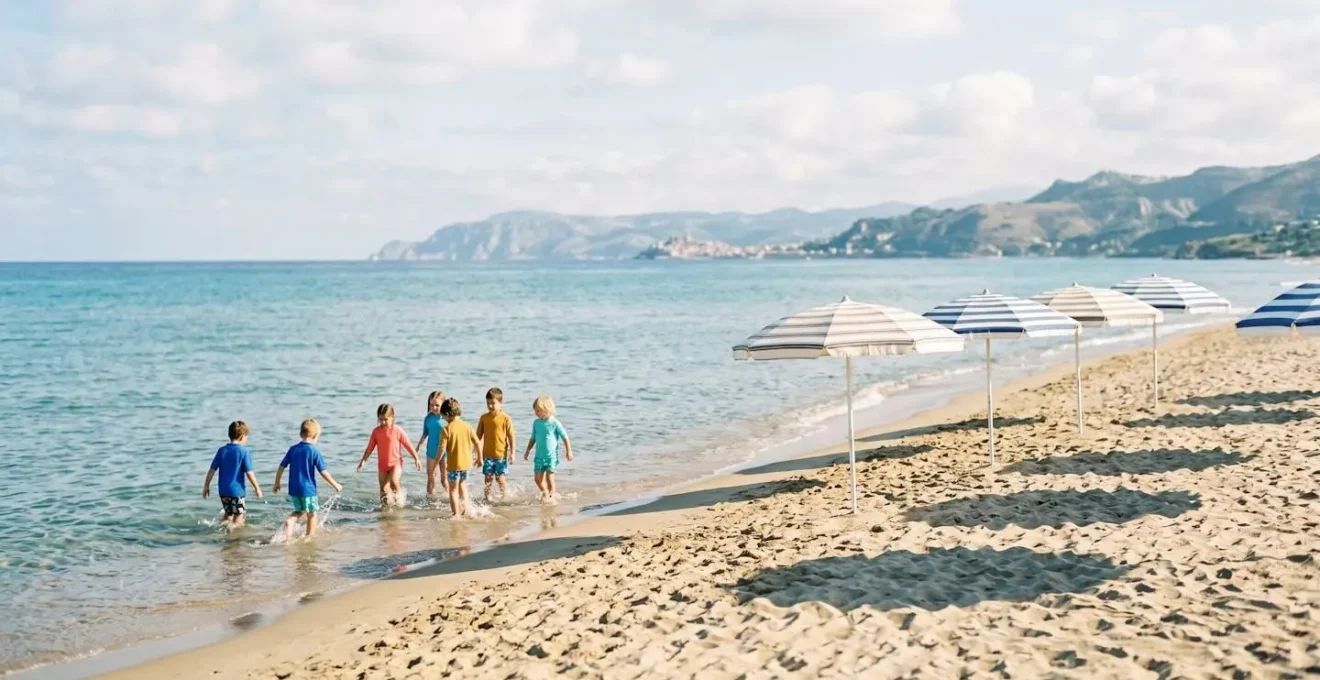 Bambini protetti con magliette UV colorate giocano sulla spiaggia italiana sotto ombrelloni