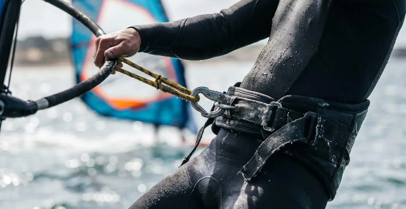 Dettaglio ravvicinato del trapezio da windsurf con focus sulla postura corretta della schiena